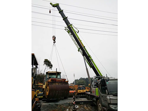 路橋公司雙鋼輪壓路機(jī)裝車(chē)